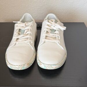 OluKai Pehuea Li ‘Ili Leather Sneakers